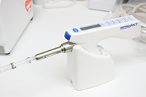 自動麻酔注入器